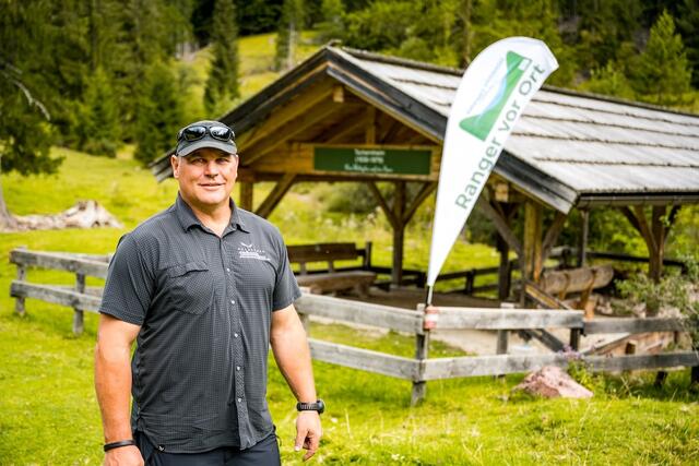Unsere Naturpark-Ranger erzählen bei der Ausgrabungsstätte eines alten Glasofens Interessantes zu 255 Jahren Geschichte. | Foto: Michael Stabentheiner