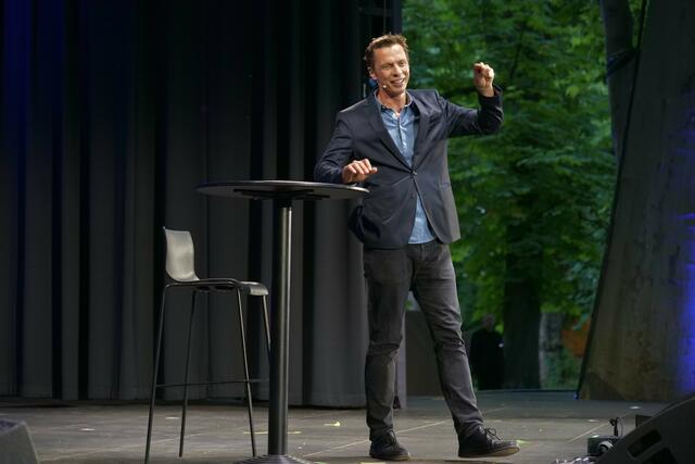 Kabarettist Klaus Eckel zeigte als erster Künstler des Abends sein Talent und sorgte mit seiner Show für Freudentränen im Publikum. | Foto: Maximilian Spitzauer
