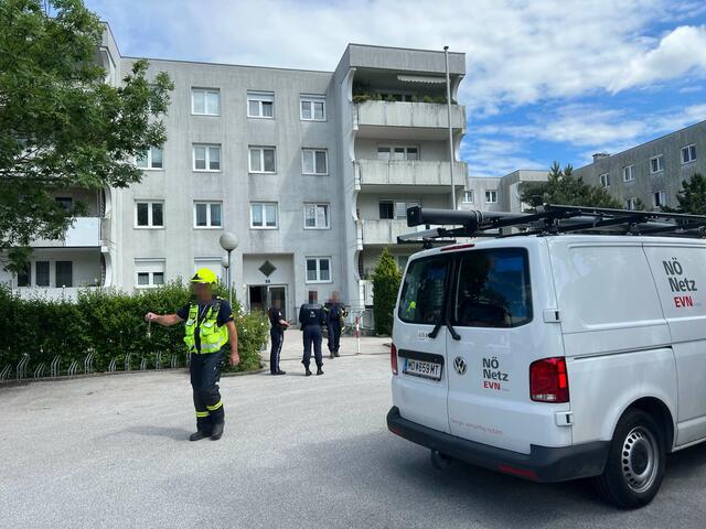 Die Feuerwehr und die eingetroffenen Mitarbeiter der EVN gingen mit Messgeräten die kompletten Wohneinheiten durch und belüften das Gebäude.  | Foto: DOKU-NÖ