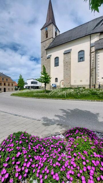 Blühender Grünstreifen vor der Pfarrkirche | Foto: Marktgemeinde Natternbach