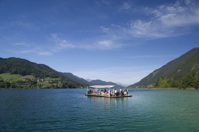 Genießen Sie eine herrliche Floßfahrt durch die atemberaubend schöne Landschaft im Naturpark Weißensee. | Foto: Franz Gerdl