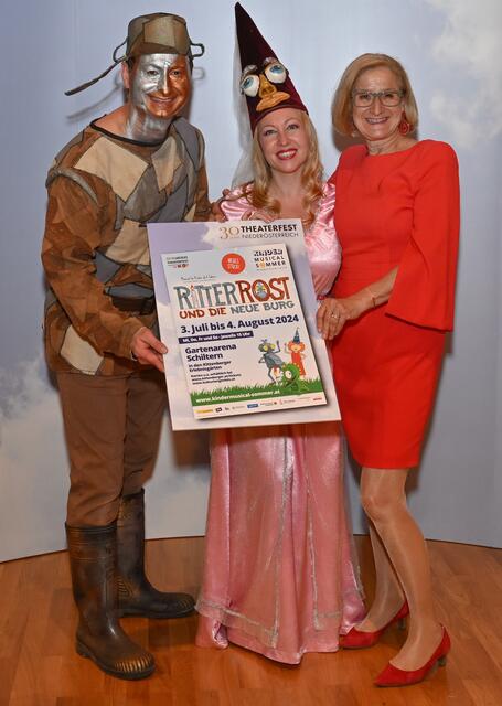 Landeshauptfrau Johanna Mikl-Leitner mit „Ritter Rost“ Reinhard Hirtl und seinem „Burgfräulein“ aus der Produktion „Ritter Rost und die neue Burg“, die am 3. Juli auf der Felsenbühne Staatz Premiere feiert. | Foto: NLK Filzwieser