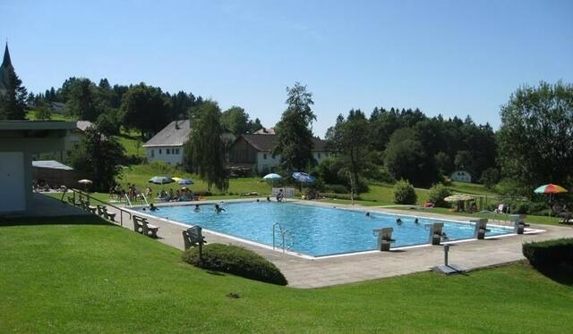 Mit dem Erwerb einer Saisonkarte kann man auch einen Schlüssel mieten, der das Schwimmen außerhalb der Öffnungszeiten ermöglicht. | Foto: Gemeinde Schwarzenberg