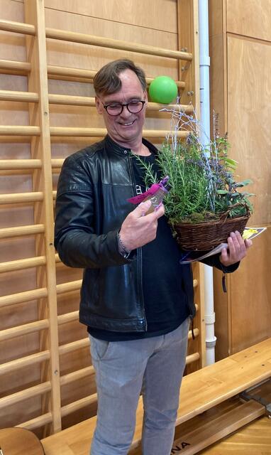 Der ehemalige Bürgermeister durfte sich über Geschenke freuen. | Foto: VS Weizberg