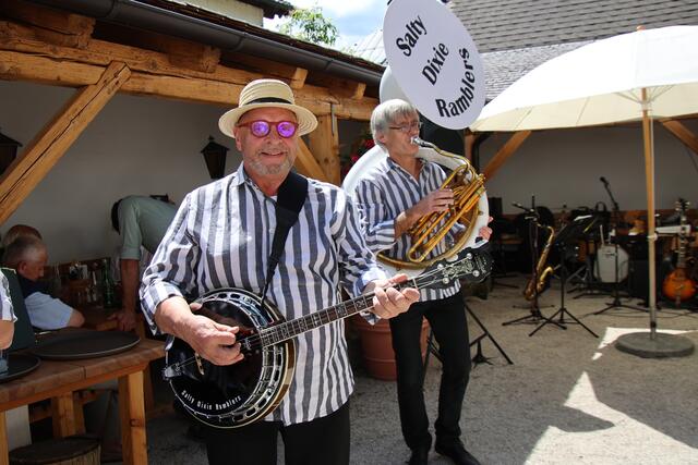 Wolfgang Greiner und Lupo Lindtner mit dem Sousaphon.