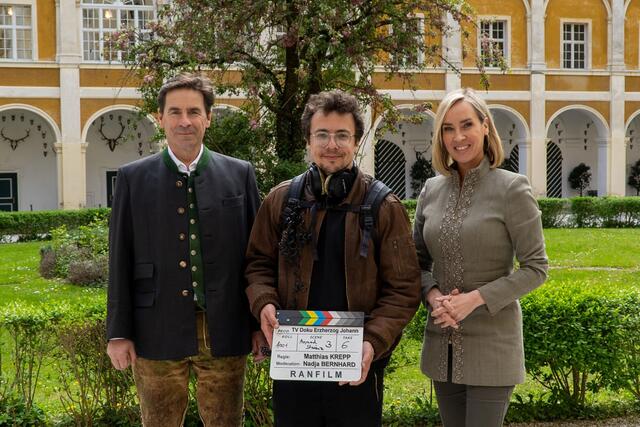 Auch in der Gemeinde Stainz im Bezirk Deutschlandsberg wurde gedreht: Franz Meran, Regisseur Matthias Krepp und Moderatorin
Nadja Bernhard (v.l.) | Foto: RANFILM