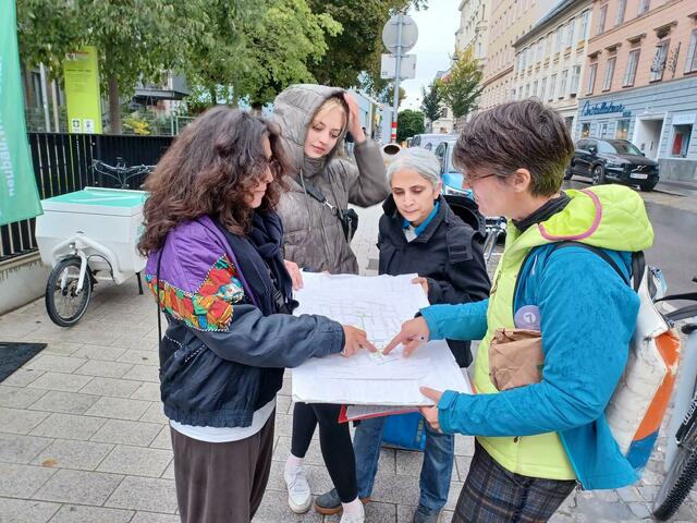 Martina Jauschneg von der Agenda Neubau hat mit Anrainerinnen über ihre Wünsche gesprochen. | Foto: Agenda Neubau