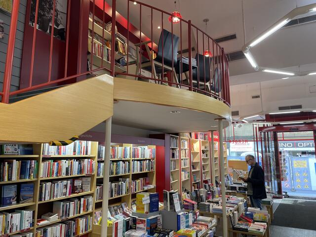 Im oberen Stock befindet sich hauptsächlich Kirchenliteratur. | Foto: Michael Marbacher