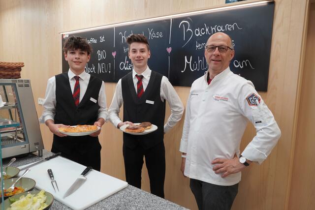 In der Schule ist man besonders stolz auf das Buffet. | Foto: Emanuel Hasenauer