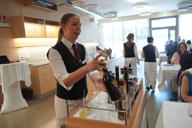 Ein perfektes Service gehörte zur Abschlussprüfung dazu. | Foto: Emanuel Hasenauer