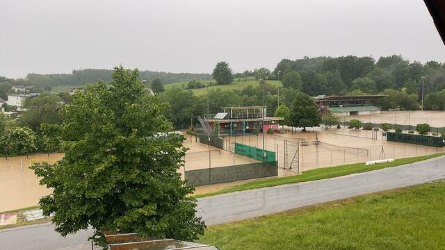 Die Sportanlage wurde überflutet. | Foto: FF Pischelsdorf