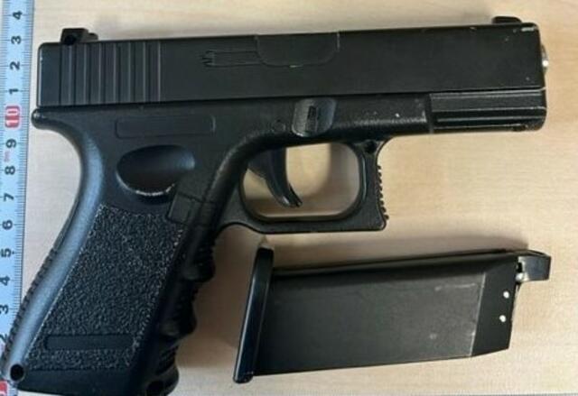 Die Waffe, die er zuvor gezogen hatte, entpuppte sich als Soft Air-Pistole. Außerdem wurden bei dem Tatverdächtigen auch ein Butterfly-Messer, eine Polizeiweste sowie Drogen (vermutlich Crystal Meth) sichergestellt. | Foto: LPD Wien
