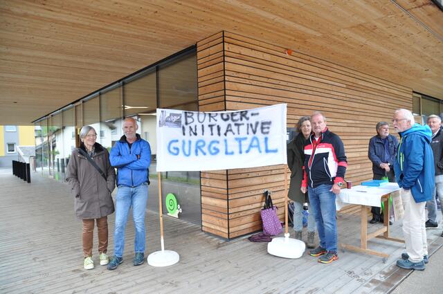 Die Bürgerinitiative Gurgltal sammelte vor dem Gemeindesaal Stimmen für eine Volksbefragung.
