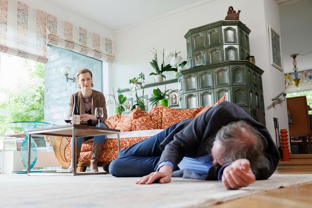 Emese Fay (Anna) sieht zu wie Roman Frankl (Hans Huber) ohnmächtig wird | Foto: © Erwin Scheriau / ServusTV