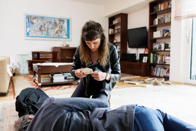 Zsofia Moser (Jazmin) durchsucht das Wohnzimmer und beraubt den ohnmächtigen Roman Frankl (Hans Huber) | Foto: © Erwin Scheriau / ServusTV