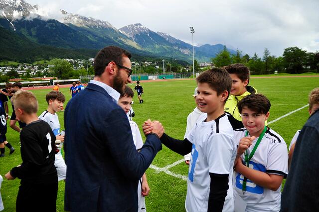 Bürgermeister Thomas Suitner drückte die Daumen für die Axamer Jungs und gratulierte zum 3. Platz! | Foto: Hassl