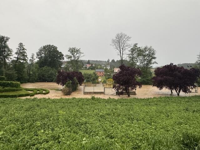 In Pischelsdorf, Weiz, standen Teile der Gemeinde wortwörtlich unter Wasser. | Foto: FF Pischelsdorf