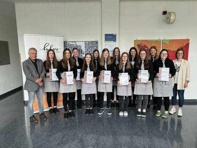 Die 12 neuen Kaffeekennerinnen der HLW Lienz mit Direktor Gerald Kolbitsch und Fachvorständin Julia Warscher. | Foto: HLW Lienz