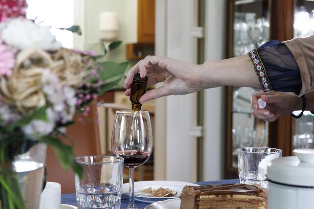 Emese Fay (Anna) schüttet die Betäubungstropfen in den Wein | Foto: © Erwin Scheriau / ServusTV