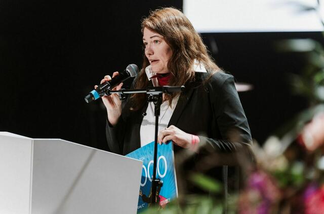 Eva Tiefengraber, die die steirische FGM/C-Koordinationsstelle beim Roten Kreuz leitet, nahm den Frauenpreis für ausgezeichnete Projekt entgegen. | Foto: Stadt Graz/Prontolux