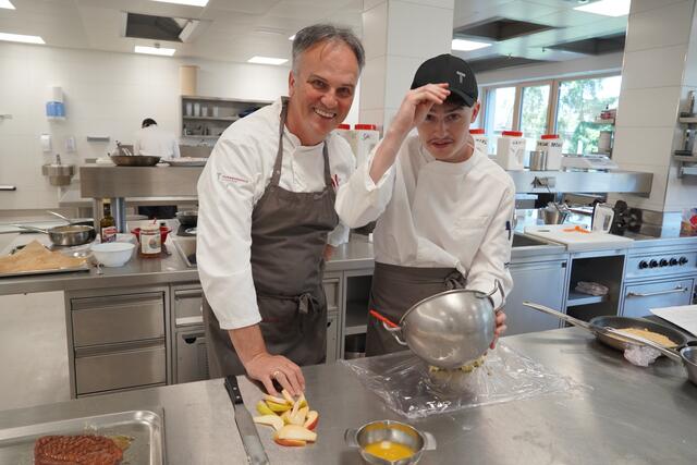 Mit großer Freude bei den Vorbereitungen auf die Prüfung. | Foto: Emanuel Hasenauer