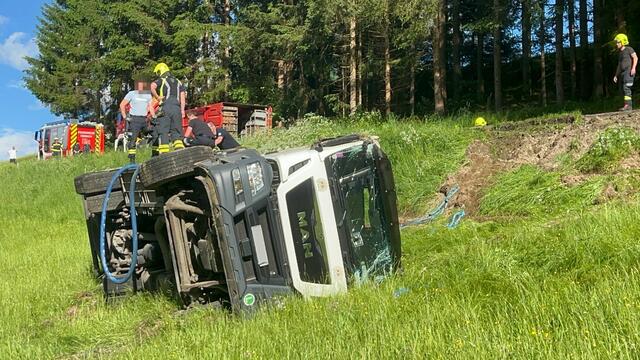 Der LKW musste einem PKW ausweichen und rutschte über das Bankett ab. | Foto: DOKU-NÖ