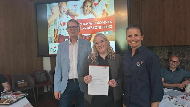 v.l.n.r. Dir. Thomas Wegmayr, Geschäftsführer Rotes Kreuz Tirol, Barbara Strele, BA, Leiterin kontakt+co, Dipl. Päd. Dr. Bettina Ellinger, MA, Landesleiterin Jugendrotkreuz Tirol | Foto: Jugendrotkreuz Tirol|Wolfgang Egger