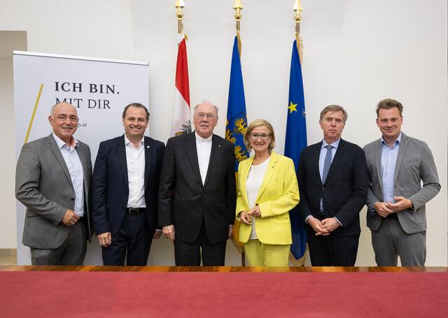 Landeshauptfrau Johanna Mikl-Leitner und Bischof Alois Schwarz im Kreis weiterer Verantwortungsträger nach der ersten Kuratoriumssitzung zur Restaurierung der Domkirche St. Pölten. | Foto: NLK