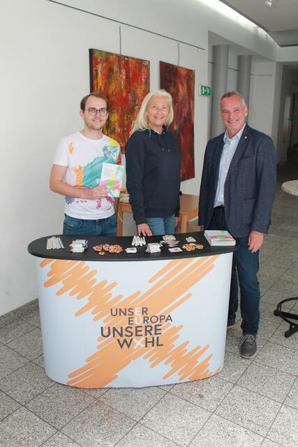 Kirchberg-Thenings Ortschef Peter Breitenauer bedankte sich bei den Mitarbeitern des EU-Informationsbusses für das Engagement. | Foto: BRS