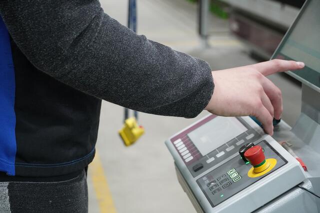Am Schneidetisch kennt sich Adrian bereits bestens aus. | Foto: Nicole Hettegger