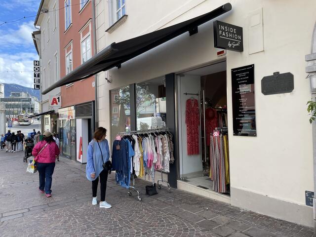 Das Geschäft am Hauptplatz 7 bleibt selbstverständlich. Und die neue Filiale ist nur wenige Gehminuten entfernt. | Foto: MeinBezirk.at