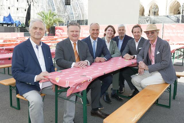 Einen Tag vor dem Auftakt des erstmalig stattfindenden "Wienliebe"-Festivals traf sich Bürgermeister Michael Ludwig (SPÖ) mit den "Big Five" der Wiener Gastro-Szene. | Foto: RMW/Maximilian Spitzauer