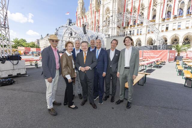 Bürgermeister Michael Ludwig (SPÖ) mit den Gastronominnen und Gastronomen. | Foto: Stadt Wien/Dujmic