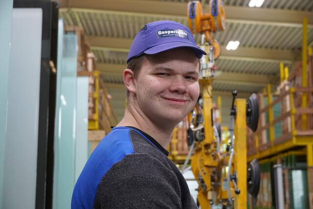 Adrian macht die Lehre zum Glasbautechniker. | Foto: Nicole Hettegger