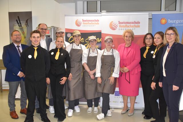 Die Schüler der 4 HLT Oberwart meisterten am Mittwoch ihre Teilprüfung in Küche und Service hervorragend. | Foto: Michael Strini