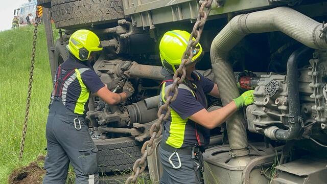 Die Feuerwehr Amstetten rückte mit dem Autokran zur Verstärkung nach Oberösterreich an. | Foto: DOKU-NÖ