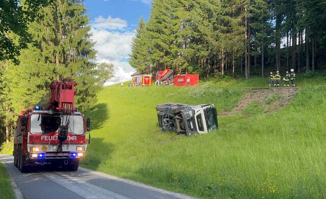 Der LKW stürzte mehrere Meter ab und blieb auf der Seite liegen. | Foto: DOKU-NÖ