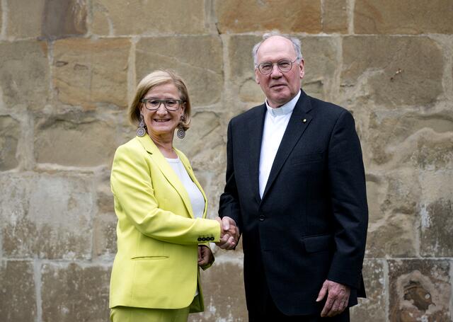 Landeshauptfrau Johanna Mikl-Leitner und Bischof Alois Schwarz vor der Apsisfassade, der sich die erste Etappe der Renovierung widmet. | Foto: NLK