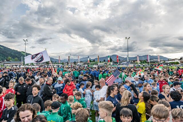 Riesen-Fanansturm in St. Johann. | Foto: AS Photography