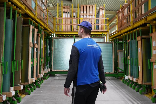 Die Arbeit in der Firma ist vielseitig. | Foto: Nicole Hettegger