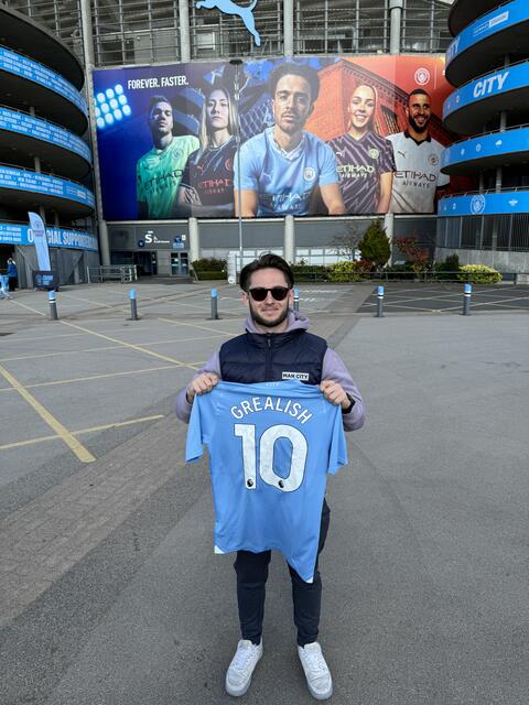 Maximilian Wastian vor dem Etihad Stadium. Dem Manchester City-Heimstadion. Gleich wird er sein Idol Jack Grealish live erleben.   | Foto: Wastian/KK