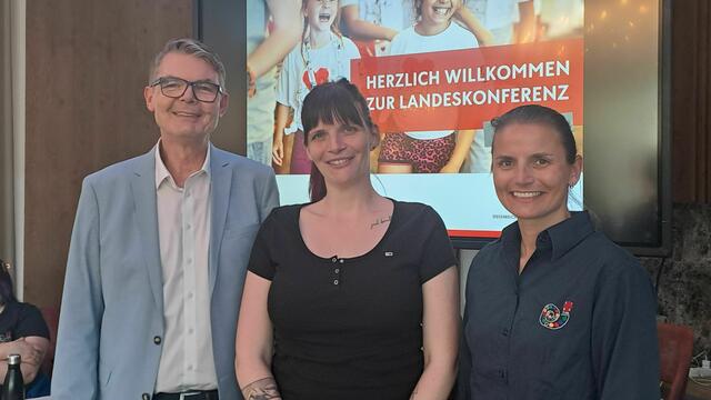 v.l.n.r. Dir. Thomas Wegmayr, Geschäftsführer Rotes Kreuz Tirol, Dipl. Päd. Edith Langecker, stellvertretende Bezirksleiterin Innsbruck Land West, Dipl. Päd. Dr. Bettina Ellinger, MA, Landesleiterin Jugendrotkreuz Tirol | Foto: Jugendrotkreuz Tirol|Wolfgang Egger