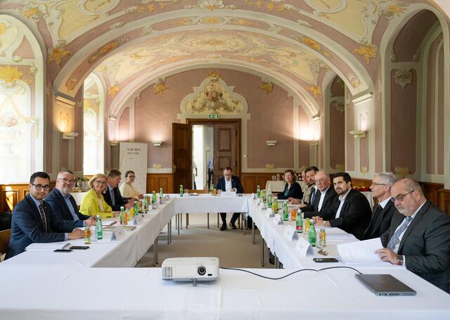 Erste Kuratoriumssitzung zur Restaurierung der Domkirche St. Pölten im Sommerrefektorium des Bistums. | Foto: NLK