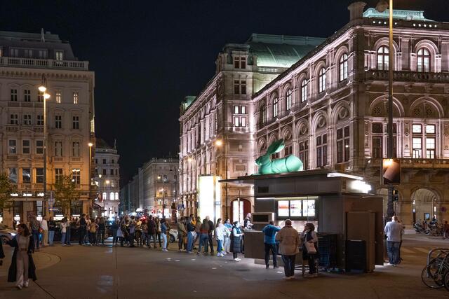 Der Bitzinger-Würstelstand bei der Albertina zählt zum Wiener Kulturgut. | Foto: Andreas Tischler / picturedesk.com