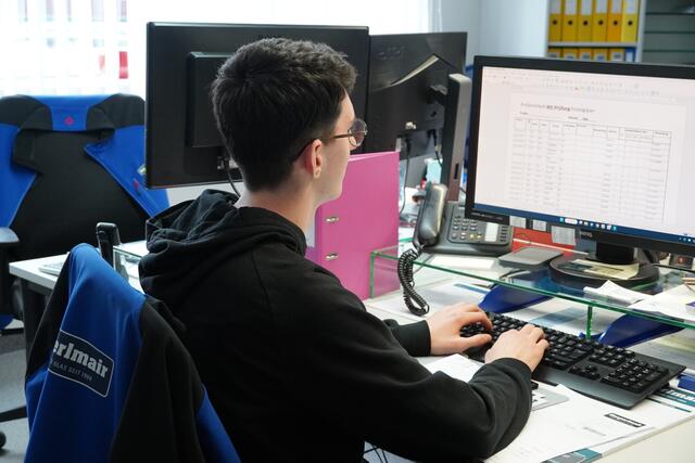 Bajram an seinem Arbeitsplatz im Büro. | Foto: Nicole Hettegger