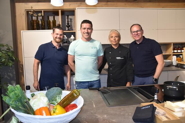 (v.l.) Thomas Lakits und Andreas Gerstbauer vom Küchenstudio in Eisenstadt, Eva Glawischnig (Bora Köchin) und Georg Rothwangl (Gebietsleitung Bora) | Foto: Stefan Schneider