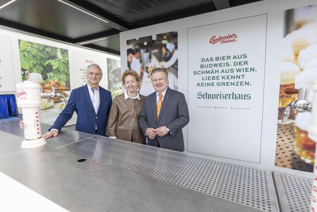 Bürgermeister Michael Ludwig (SPÖ) mit Karl und Hanni Kolarik. | Foto: Stadt Wien/Dujmic