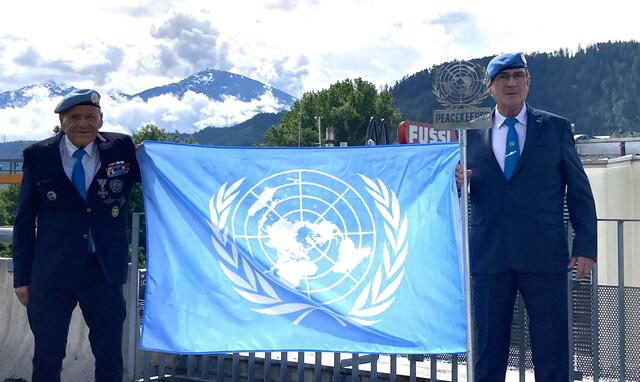 Die beiden Tiroler „Oberfriedenssoldaten“ Franz Köfel (links) und Gerhard Dujmovits mit der blauen UN-Fahne. | Foto: privat