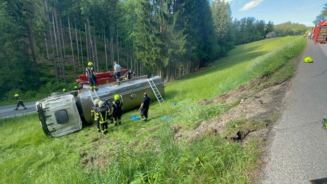 Der Milchtransporter wurde gesichert und die geladene Ziegenmilch und Schafmilch (etwa 10.000 Liter) in einen Ersatz-LKW umgepumpt. | Foto: DOKU-NÖ