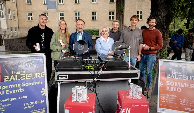 Bürgermeister Bernhard Auinger und Stadträtin Andrea Brandner stellen gemeinsam mit Kurator Michael Mörth (3. v.r.) und Jugendkoordinator Lukas Holzmann (2. v.r.) das neue Programm für "Live in Salzburg 2024" vor. | Foto: Stadt Salzburg/ Alexander Killer